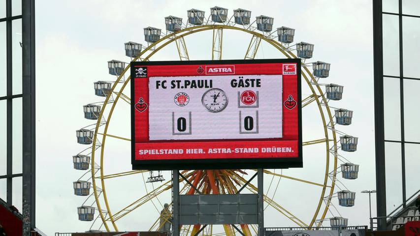 Auswärtsspiel auf St. Pauli - das ist immer etwas besonderes. Das Millerntor-Stadion ist mittlerweile herrlich schön aufgemotzt worden, wenn zusätzlich noch der Hamburger Dom sein Riesenrad-Panorama bietet, dann schlägt das Fußballherz höher. Hells Bells!