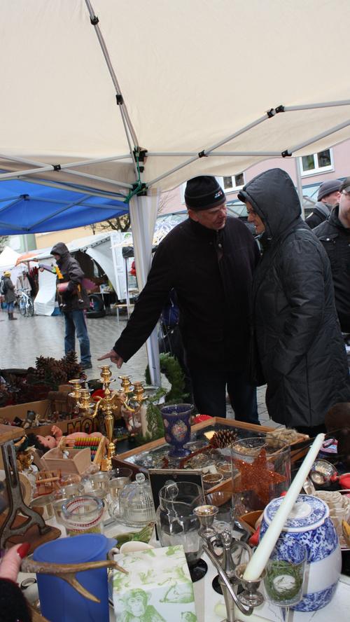 Schnäppchenjäger auf dem Gunzenhäuser Wintertrödelmarkt