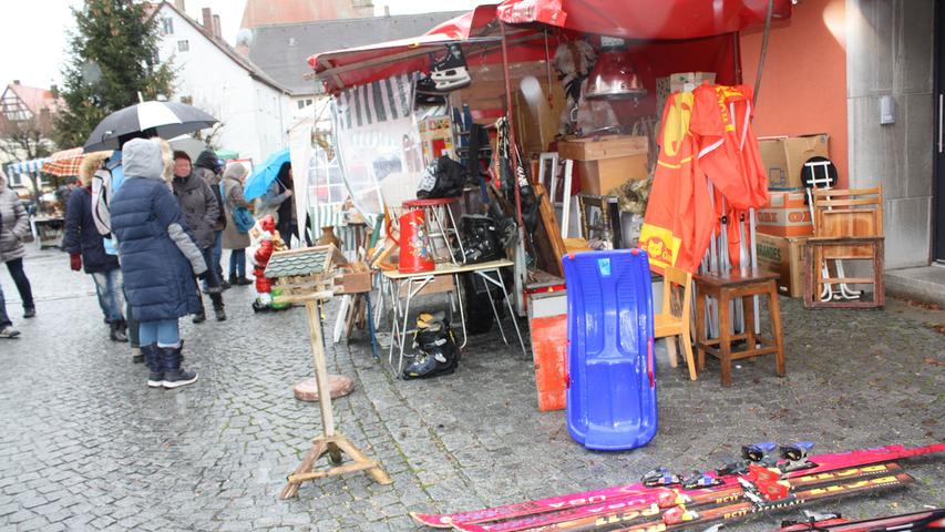 Schnäppchenjäger auf dem Gunzenhäuser Wintertrödelmarkt