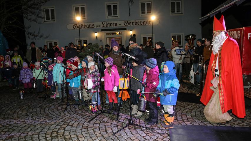 Mit Glockengebimmel bahnte sich der Nikolaus seinen Weg über den Thalmässinger Marktplatz. Dort wurde mit einer kleinen Feier die Weihnachtsbeleuchtung eingeschaltet.