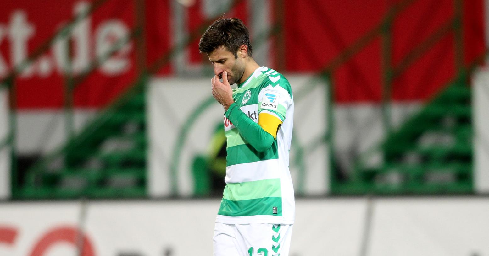Trauriger Kapitän: Marco Caliguiri trottet nach dem 2:4 gegen Kaiserslautern enttäuscht über den Platz.