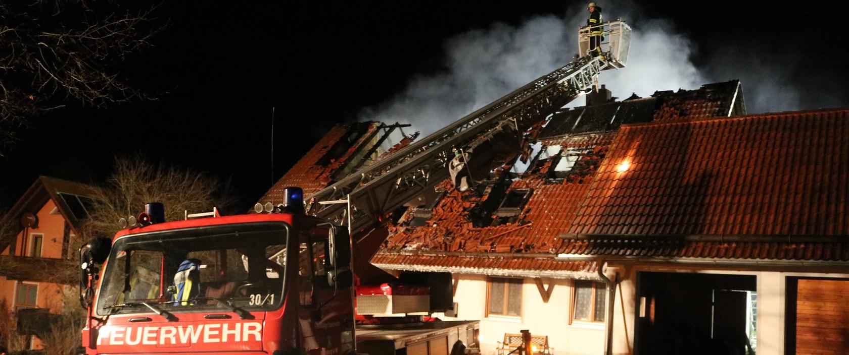 Über 60 Feuerwehrleute versuchten den Brand zu löschen, der starke Wind erschwerte ihre Arbeit.