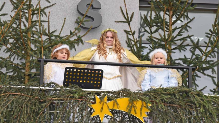 Christkind mit zwei Engeln auf dem Hembacher Adventsmarkt