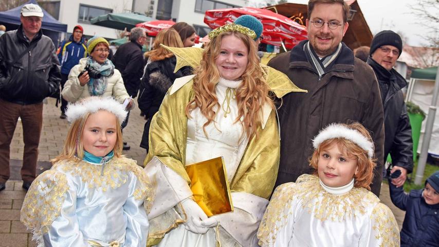 Christkind mit zwei Engeln auf dem Hembacher Adventsmarkt
