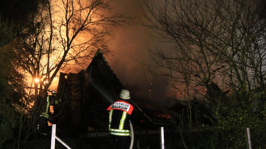 100.000 Euro Schaden: Brand zerstört Scheune in Seigendorf