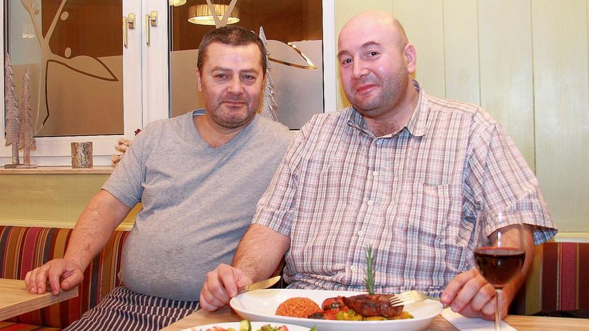 In der Olive wird nur frisches und qualitativ hochwertiges Essen serviert. "Ich kaufe Produkte nicht, weil sie gerade im Angebot sind. Im Gegenteil!" sagt Wirt Ilhan Ayaz. Seit 2001 führt der 51-Jährige die Olive bereits. Gegründet hat er sie damals im Stadtteil St. Johannis. 2010 ist sein Restaurant dann nach Gibitzenhof gezogen. Seitdem kommt Coskun Sarikaya (41) fast jeden Tag von der Nordstadt aus zum Abendessen. "Ich weiß, dass ich nur Gesundes auf den Teller bekomme", sagt er. Das sei ihm wichtig. Türkische Küche mit Fisch, Rind, Lamm und viel Gemüse wird täglich von Ilhan persönlich gekocht und serviert. Stammgast Coskun schaut nur noch selten in die Karte: "Ich frage einfach, was es heute frisches gibt und bekomme dann etwas zusammengestellt. Am liebsten esse ich aber Steak und Salat mit Schafskäse und frischem Olivenöl - und als Vorspeise Garnelen." In der Olive wird nur frisches und qualitativ hochwertiges Essen serviert. "Ich kaufe Produkte nicht, weil sie gerade im Angebot sind. Im Gegenteil!" sagt Wirt Ilhan Ayaz. Seit 2001 führt der 51-Jährige die Olive bereits. Gegründet hat er sie damals im Stadtteil St. Johannis. 2010 ist sein Restaurant dann nach Gibitzenhof gezogen. Seitdem kommt Coskun Sarikaya (41) fast jeden Tag von der Nordstadt aus zum Abendessen. "Ich weiß, dass ich nur Gesundes auf den Teller bekomme", sagt er. Das sei ihm wichtig. Türkische Küche mit Fisch, Rind, Lamm und viel Gemüse wird täglich von Ilhan persönlich gekocht und serviert. Stammgast Coskun schaut nur noch selten in die Karte: "Ich frage einfach, was es heute frisches gibt und bekomme dann etwas zusammengestellt. Am liebsten esse ich aber Steak und Salat mit Schafskäse und frischem Olivenöl - und als Vorspeise Garnelen."