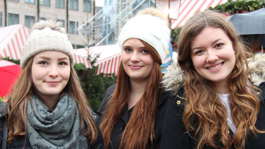 Anny, Anne und Franziska (von links) studieren in Nürnberg Wirtschaftswissenschaft: "Das ist unser erster Winter in Nürnberg und wir sind ganz begeistert vom Christkindlesmarkt", berichten sie. "Wir kommen sicher öfter nach den Vorlesungen", da sind sich die drei einig.