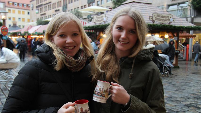 Kara (li.) und Vivien kommen aus Hamburg, studieren in Passau und Bielefeld und genießen jetzt einen Glühwein in Nürnberg. Ganz schön weite Anreise, "aber der Weg hat sich gelohnt, denn es ist echt schön hier", erzählen beide.