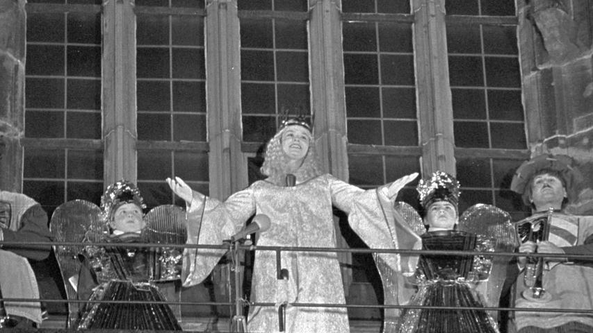Inmitten der Posaunenbläser in historischen Trachten verkündet das Christkind, daß sein Markt beginnt.  Hier geht es zum Artikel vom 4. Dezember 1965: Christkind eröffnet seinen Markt.