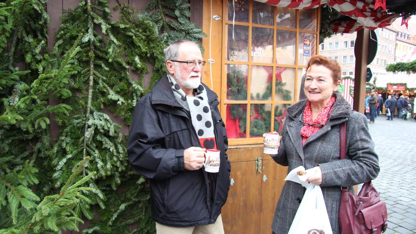 Jürgen und Roswitha wohnen mittlerweile in Velburg, sind aber ehemalige Nürnberger. Über 40 Jahre lang haben sie hier gewohnt. Der Christkindlesmarkt ist immer noch mindestens ein Mal pro Jahr Pflicht für sie. Jürgen erinnert sich auch gerne an die Tage zurück, bei denen es den Christkindlesmarkt in weihnachtlichem Schnee gab. Aber vielleicht kommt das in diesem Jahr auch noch.