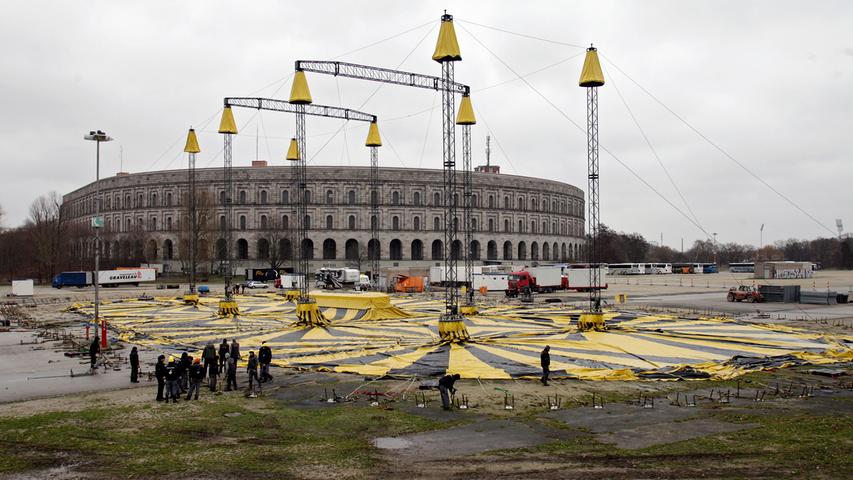 Circus Flic Flac baut Zelt am Volksfestplatz auf