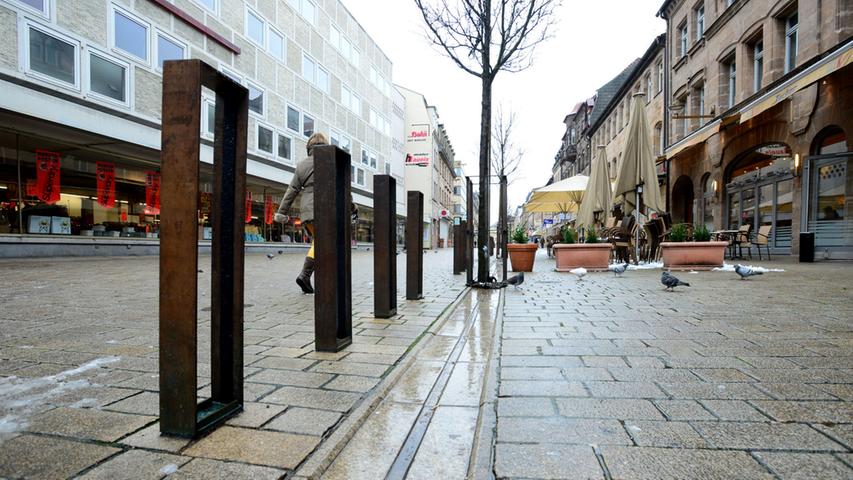 Bei der Gestaltung der Fußgängerzone rund um die Neue Mitte soll sich der Investor MIB eigentlich an der bronzefarbenen Straßenmöblierung des alten Teils orientieren. Dort findet man etwa diese Fahrradständer...