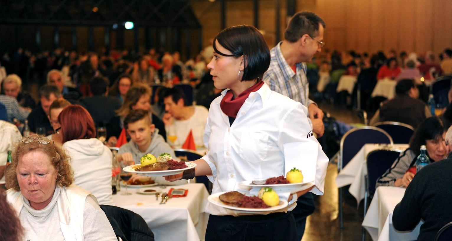 Fürth: Wohltäter lud 400 Bedürftige zum Festmahl
