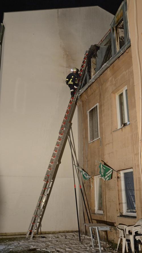 Bei einem Brand in der Fürther Simonstraße ist am Mittwochabend eine Person leicht verletzt worden. Das Feuer hatte sich von einem Zimmer aus auf die ganze Wohnung ausgebreitet, konnte von der Feuerwehr aber dennoch schnell gelöscht werden.