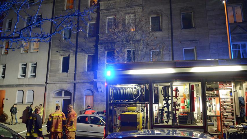 Bei einem Brand in der Fürther Simonstraße ist am Mittwochabend eine Person leicht verletzt worden. Das Feuer hatte sich von einem Zimmer aus auf die ganze Wohnung ausgebreitet, konnte von der Feuerwehr aber dennoch schnell gelöscht werden.
