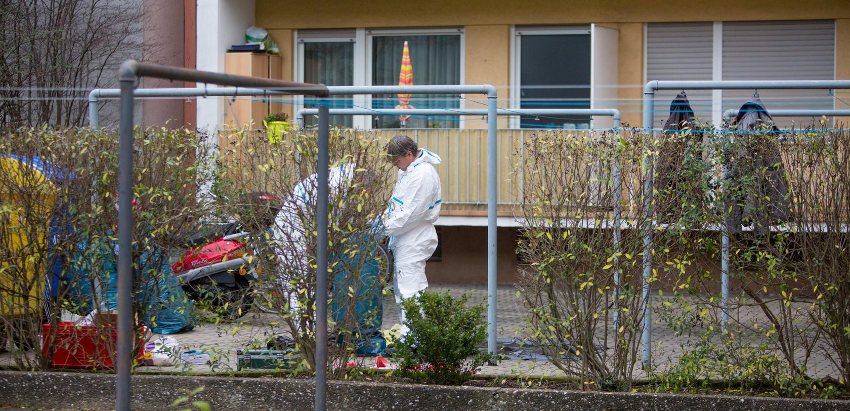 Die Spurensicherung sucht in der Nähe des Fundorts nach Spuren: Nachdem in der Hinteren Marktstraße in Nürnberg am Mittwoch eine weibliche Leiche gefunden wurde, ermittelt die Mordkommission.