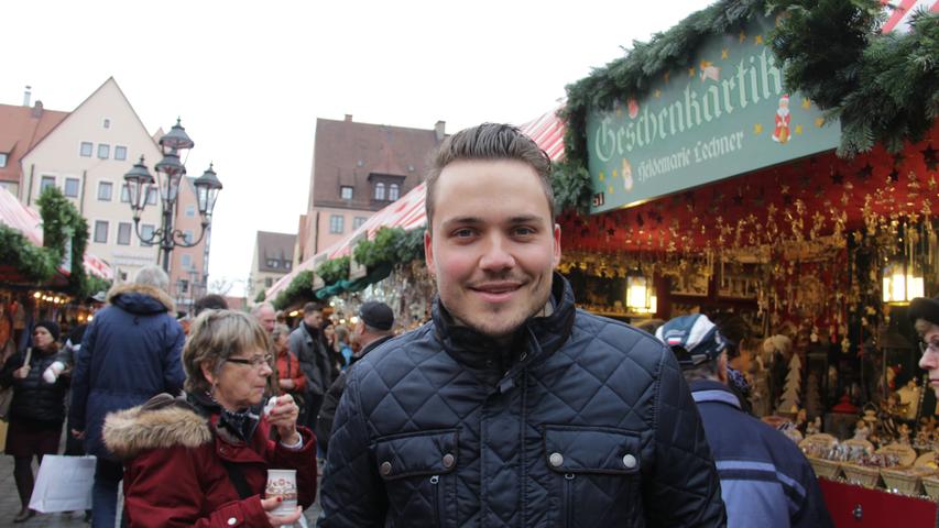Alexander (26) studiert in Nürnberg BWL. Er schaut am liebsten unter der Woche am Hauptmarkt vorbei. Dann schieben sich nicht gar so viele Touristen durch die festlich geschmückten Buden hindurch, findet er.