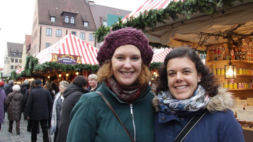 Jana (links) und Jenny (beide 24) wollten einmal einen anderen Weihnachtsmarkt als den heimischen in Leipzig sehen. Da sie gerade eine Freundin in Bamberg besuchen, bot sich ein Rundgang über den Markt der Märkte natürlich an.