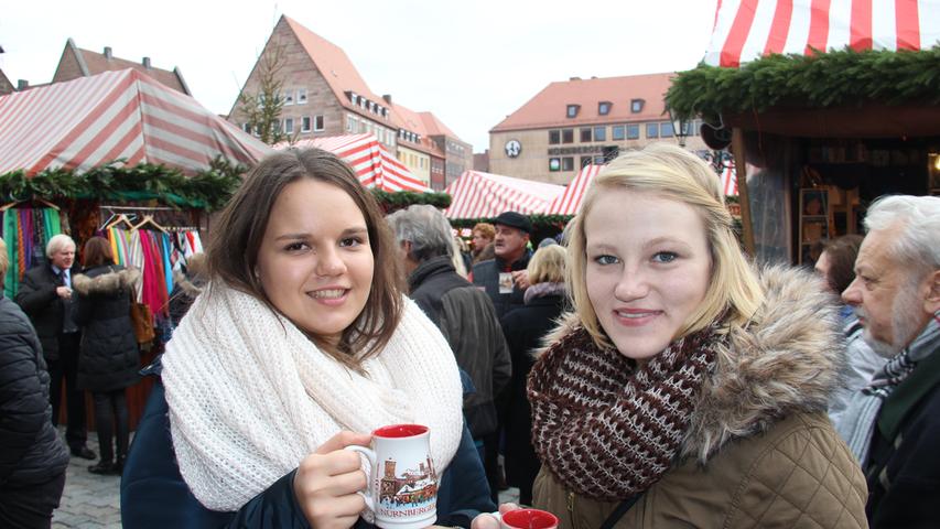Die beiden Cousinen Alexandra (22, links) und Kristina (20) lieben die Atmosphäre in der weihnachtlichen Altstadt. Sie betrachten es als Muss, diesen weltbekannten Markt einmal gesehen zu haben.