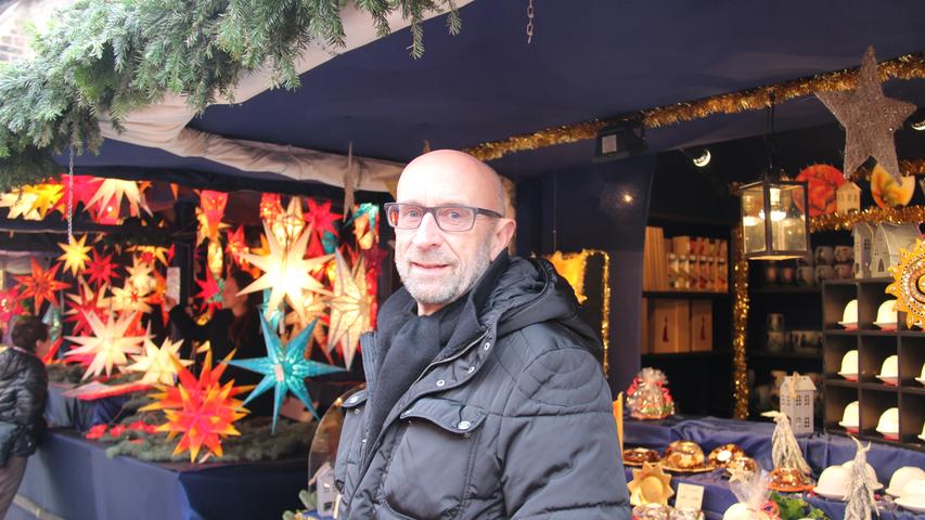 Kurt (66) genießt die friedvolle Stimmung auf dem Weihnachtsmarkt, bei der jeder in Ruhe gucken kann und nicht gleich angerempelt wird. Das kennt er aus seiner Heimat Norwegen so nicht.