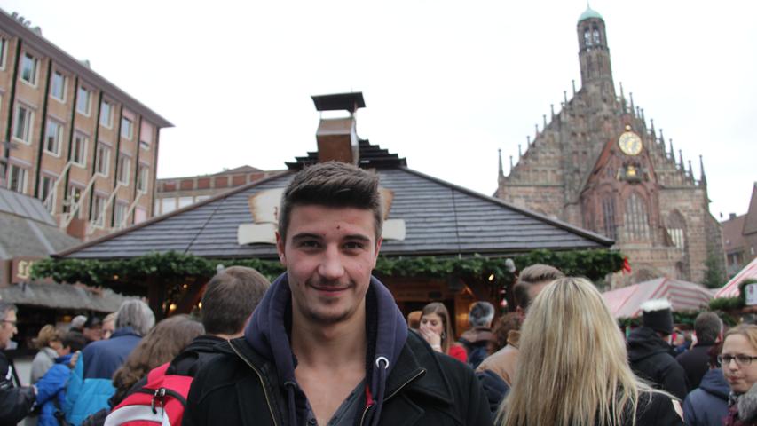 Der gebürtige Münchner Victor (21) schätzt die lange Tradition des Christkindlesmarktes. Die historischen Gebäude ringsherum vermitteln das Flair ganz hervorragend, wie er findet.
