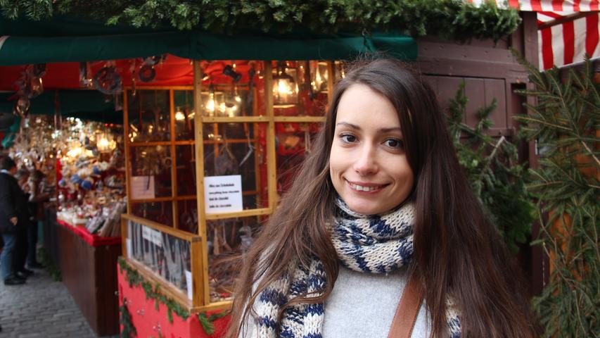 Natalia (28) aus Russland fühlt sich unter all den glücklichen Menschen auf dem Weihnachtsmarkt in ihre Kindheit zurückversetzt. Sie wird das Event zu Hause auch gleich ihren Freunden empfehlen.