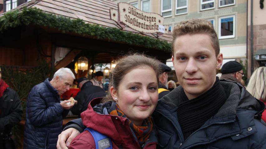 Die Geschwister Kathrin (22) und Daniel (19) sind gerade vier Stunden von Freiburg nach Nürnberg gefahren, weil sie von der Schönheit und Größe des Marktes gehört haben. Jetzt wollen sie sich von dem Duft der Mandeln und Bratwürste erst einmal zum Essen verführen lassen.