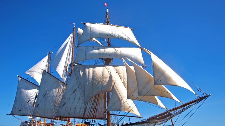 Aufbruch zu neuen Ufern: Mit dem Segelschiff "Thor Heyerdahl" brechen die Zehntklässler zu ihrer großen Reise auf. Start war in Kiel, die erste Etappe führt die 34 Schüler und 15 Erwachsenen an Bord nach Teneriffa.