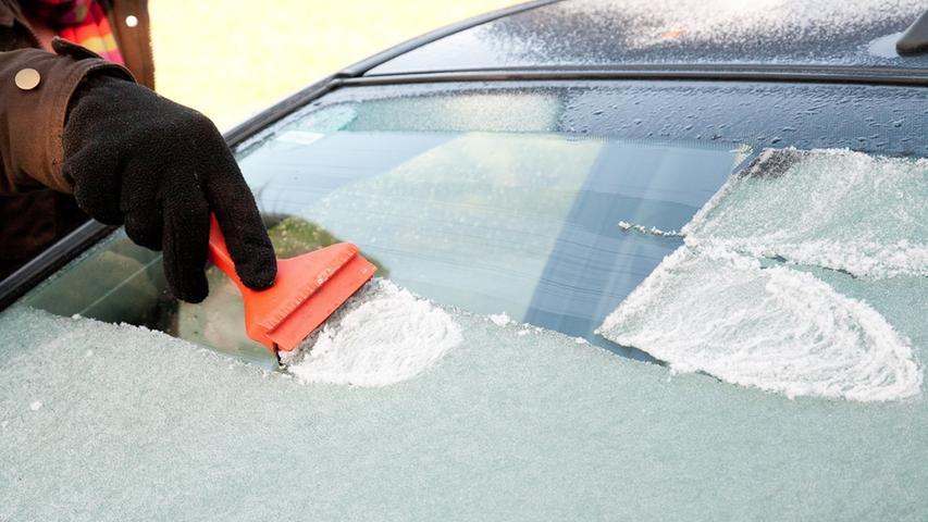 Neben dem Eiskratzer, der für eine freie Sicht sorgt, gehören auch Besen und Decke in ein winterfestes Auto. Die Decke wärmt im Falle eines Staus, mit dem Besen lässt sich Schnee von der Moterhaube kehren.