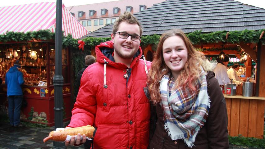 Die Vorweihnachtszeit und eine knackige Bratwurst genießen Robert Kirch und Nicole Bauer aus Lauf. Nach dem Essen geht's noch zu einem Bummel durch Läden.