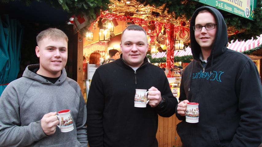 Die Amerikaner John, Joe und Marc leben schon seit zwei Jahren in Rheinland-Pfalz. Nun haben sie es zum ersten Mal auf den Christkindlesmarkt geschafft und sind begeistert von der Vielfalt deutschen Weihnachtsgebäcks.