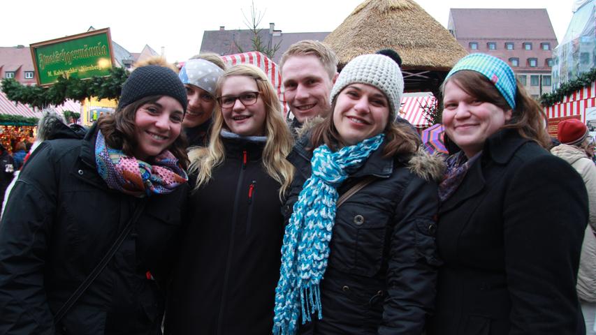 Tanja (v.l.), Sandra, Verena, Woschdä, Verena und Petroika aus der Nähe von Garmisch-Partenkirchen sind auch zum ersten Mal hier und warten vor der Frauenkirche auf den Auftritt des Christkinds.