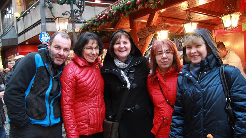 Nicht alle Besucher kommen von weit her auf den Christkindlesmarkt. Diese fünf aus Nürnberg genießen gerade ihren Feierabend zwischen den Buden.