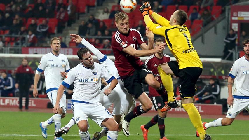 Gegen Paderborn spielte der Club nicht oft, genauer gesagt seltener als gegen jeden anderen aktuellen Zweitligisten. Aber: Aus den bisher drei Begegnungen im deutschen Fußball-Unterhaus und im DFB-Pokal ging der 1. FC Nürnberg stets als Sieger hervor und weist somit eine astreine Bilanz gegen den ostwestfälischen Fahrstuhlverein auf. In dessen Aufgebot lässt sich auch der Name eines früheren FCN-Spielers entdecken: Abdelhamid Sabiri erzielte in seinen neun Einsätzen für die Club-Profis im Jahr 2017 fünf Treffer, ehe er sich Huddersfield Town anschloss. Wenige Monate vor der Geburt des nun 23-Jährigen trug ein gewisser Dieter Hecking noch das Trikot des SC Paderborn. In seinen zwei Jahren bei den Ostwestfalen brachte es der neue FCN-Sportdirektor auf 25 Tore in 73 Partien in der Regionalliga West-Südwest.