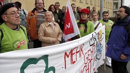 Es fehlt an Geld: Das Aktionsbündnis zur «Rettung der Krankenhäuser» will weiter kämpfen. Die Gesetzesvorlage der Regierung geht nach Meinung vieler nicht weit genug. Es fehlt an Geld: Das Aktionsbündnis zur «Rettung der Krankenhäuser» will weiter kämpfen. Die Gesetzesvorlage der Regierung geht nach Meinung vieler nicht weit genug.