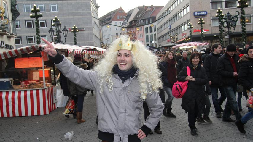 Kev aus Würzburg, unser Christkind des Tages, posiert ganz stolz mit Krone und Perücke.