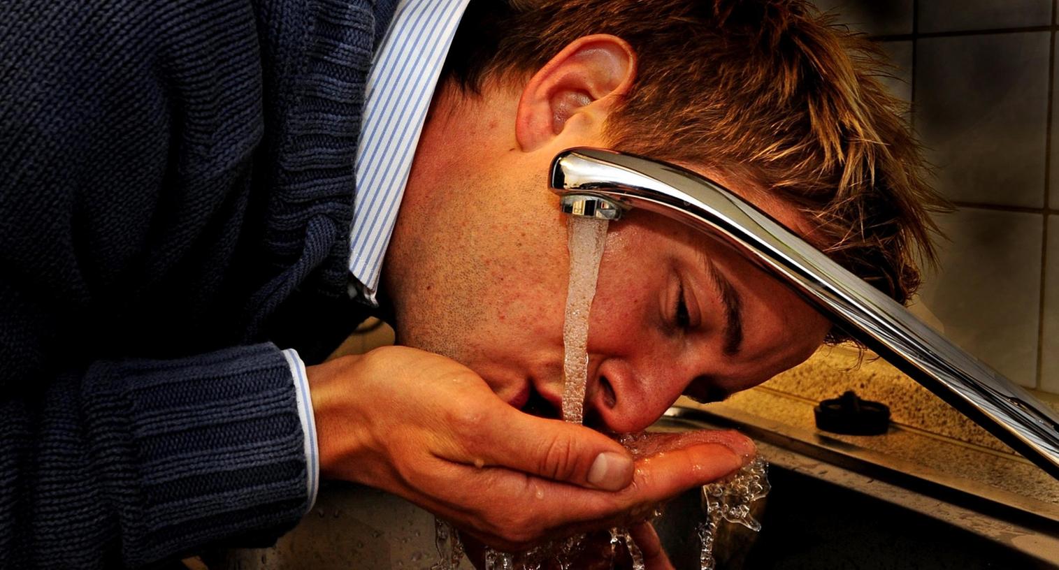Das Wasser aus der Leitung muss erst abgekocht werden, um die Bakterien abzutöten.
Das Wasser aus der Leitung muss erst abgekocht werden, um die Bakterien abzutöten.