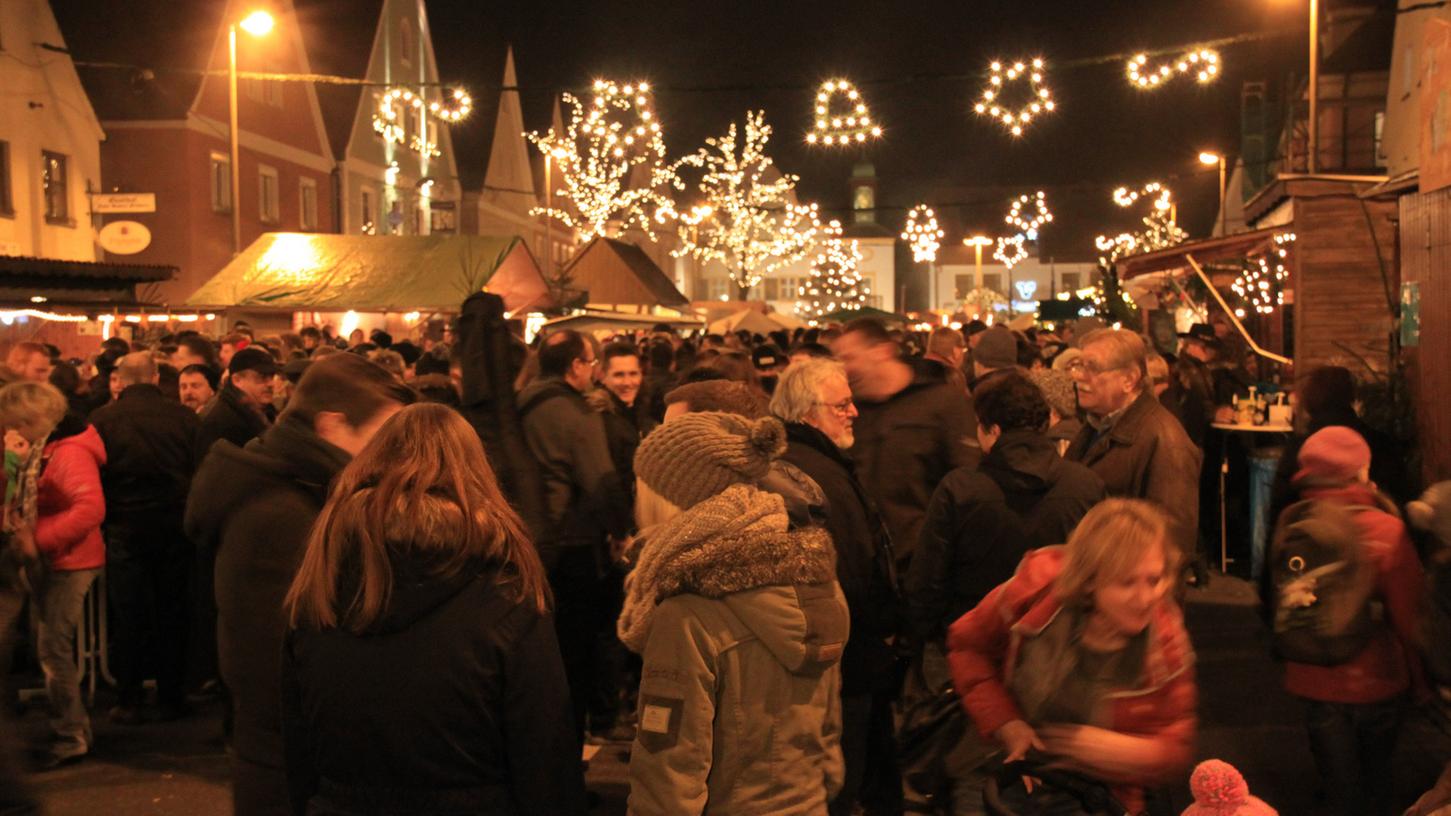Besonders spannend wird es beim Allersberger Weihnachtsmarkt, wenn das Nürnberger Christkind vorbeischaut. Foto: HiZ-Archiv/Mücke