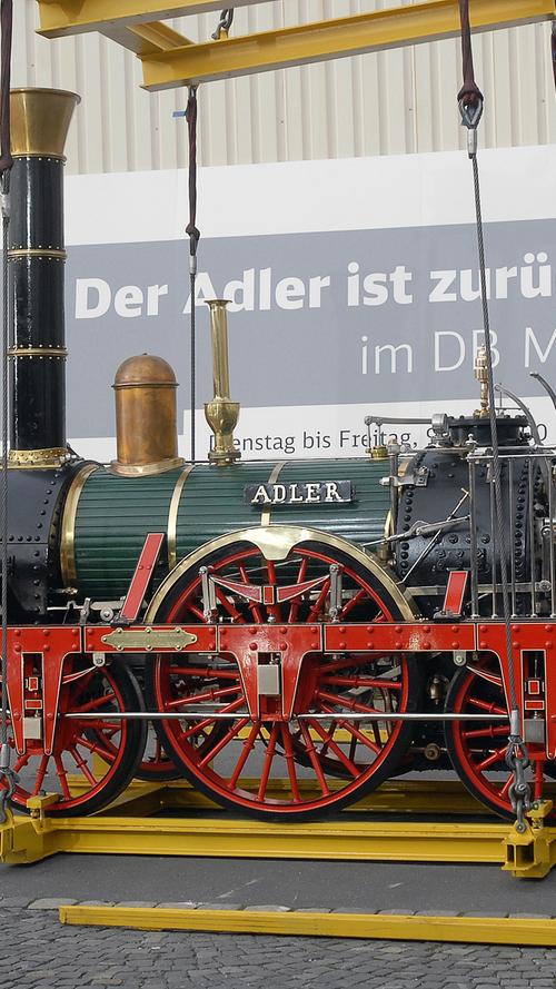 23. November 2007: Der Nachbau der ersten deutschen Lokomotive "Adler" kehrt nach Nürnberg zurück, nach seiner Restaurierung im DB-Dampflokwerk Meiningen.