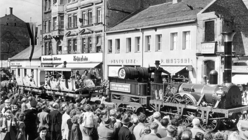 Die Nürnberger waren und sind stolz auf ihren "Adler", hier bei der Festfahrt im Jahr 1950 auf der Allersberger Straße.