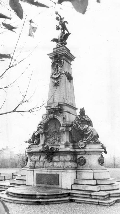 Heute erinnert ein Eisenbahndenkmal in der Fürther Straße in Gostenhof an den historischen Moment von 1835. Es war bei seiner Erbauung (1855-1890) dem Verkehr gewidmet worden. Ursprünglich stand es am Nürnberger Plärrer, wurde aber 1929 umgesiedelt.