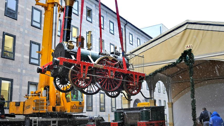 Der "Adler" kehrt heim: Am Vormittag des 9. Dezember 2010 hievt eine Spezialfirma den historischen, zehn Tonnen schweren Lok-Nachbau vor dem DB-Museum mit Hilfe eines 160-Tonnen-Krans zurück auf die Schienen...
