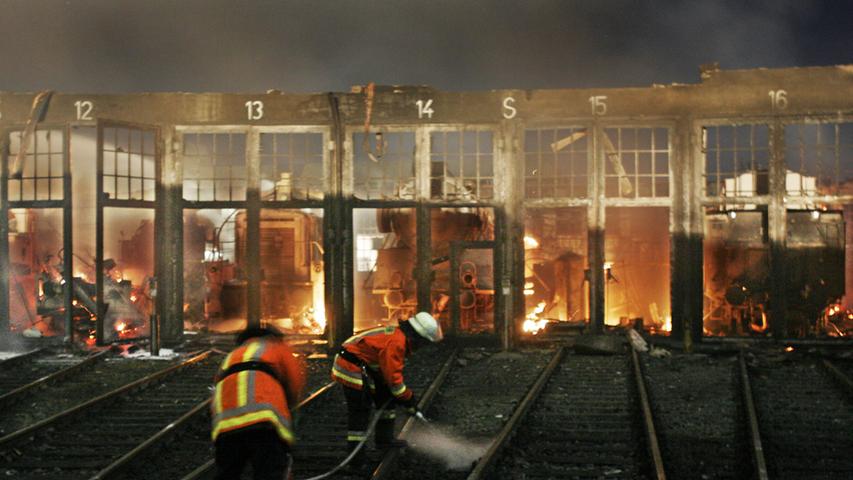 Am 17. Oktober 2005 kommt es zur Katastrophe. Bei einem verheerenden Brand im Depot des Verkehrsmuseums...