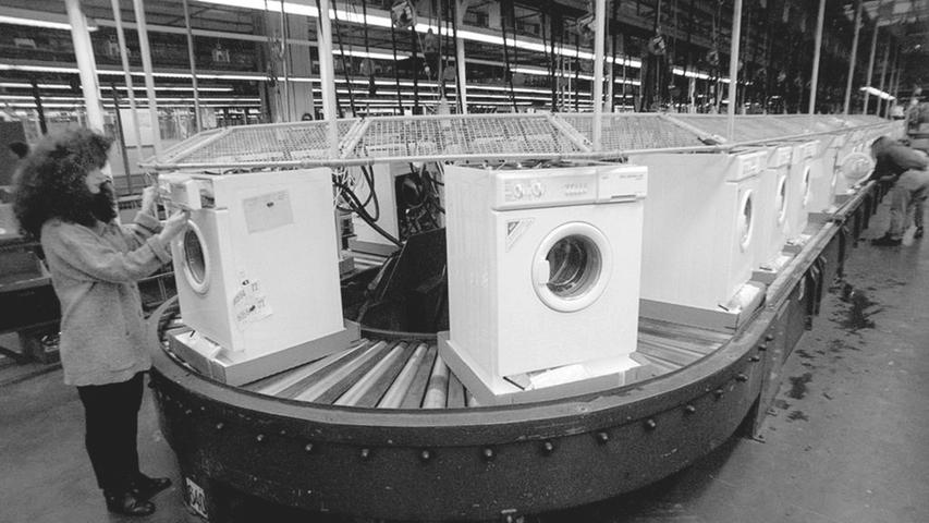 6500 Waschmaschinen verlassen das Auslieferungslager pro Tag. Im Nürnberger Werk arbeiten rund 4000 Personen, um das zu bewerkstelligen.