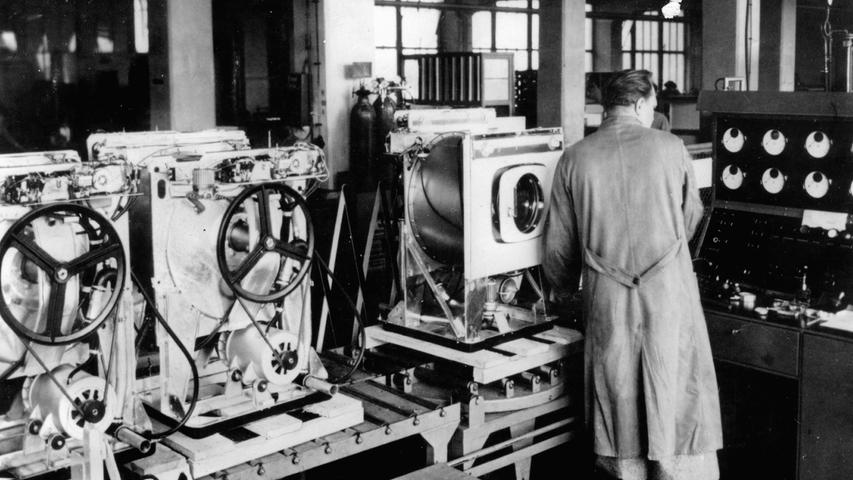 Ein Jahr später kommt der Waschvollautomat "Lavamat" auf den Markt. Die Maschine arbeitet den Ablauf der einzelnen Waschprogramme selbstständig ab und wird zu einem Symbol des deutschen Wirtschaftswunders. Bis 1988 produziert AEG elf Millionen Stück davon.