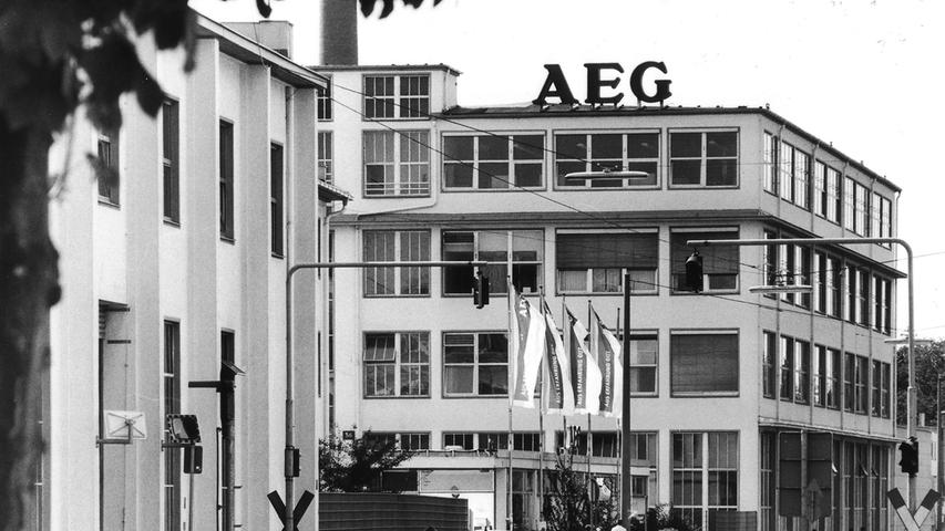Was viele nicht wissen: Am 2. Oktober 1996 wird die AEG nach über 113 Jahren Unternehmensgeschichte aus dem Handelsregister gelöscht. Die Rechte an den drei Buchstaben behält die Electrolux. Sie stellt Lizenzen zur Verwendung des Markennamens zur Verfügung. So läuft die Produktion in Nürnberg weiter.