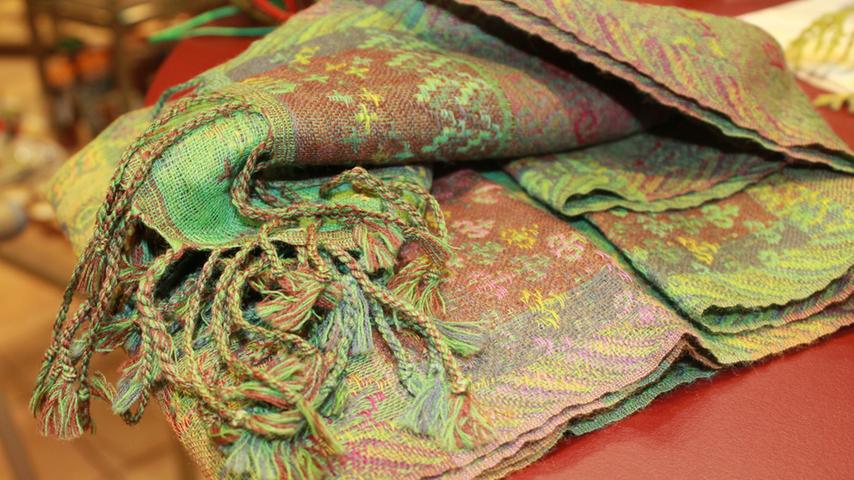 Dieser Schal kommt aus einer Schneiderwerkstatt in Delhi, in der alle Mitarbeiter fair entlohnt werden, entdeckt bei Contigo.