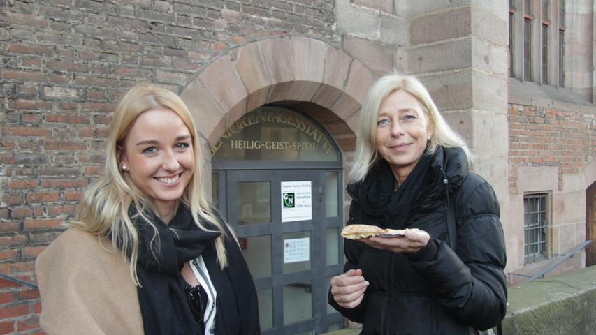 Susanne (v.l.) und ihre Mutter Charlotte aus Nürnberg genießen einen Crêpe und ihren Nachmittag auf dem Christkindlesmarkt.