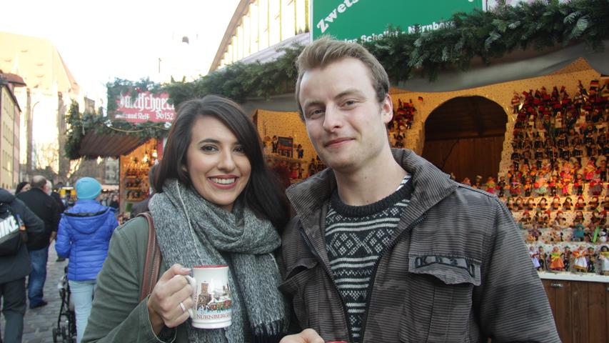Luisa und Sebastian studieren in Nürnberg und genießen nach dem Unterricht eine Tasse Glühwein auf dem Christkindlesmarkt.