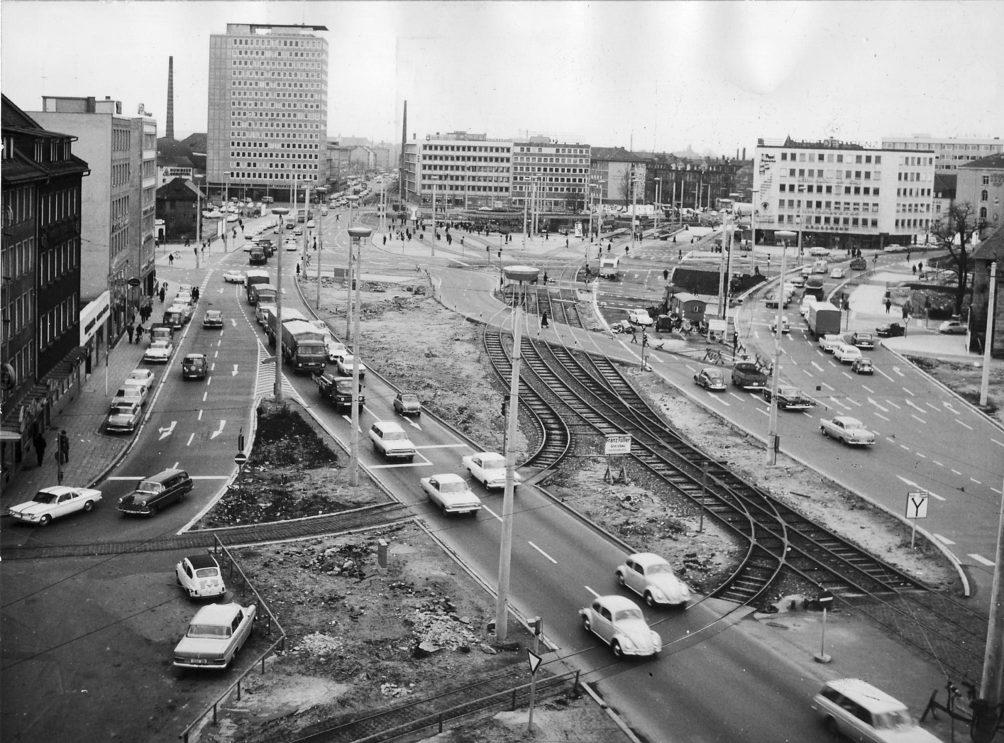 Nach den Umbauten zeigt ein Blick auf die Baustelle die neue Straßenführung. Der Plärrer-Automat blieb weiterhin ein Wahrzeichen des wichtigsten Verkehrsknotenpunktes der Stadt.
